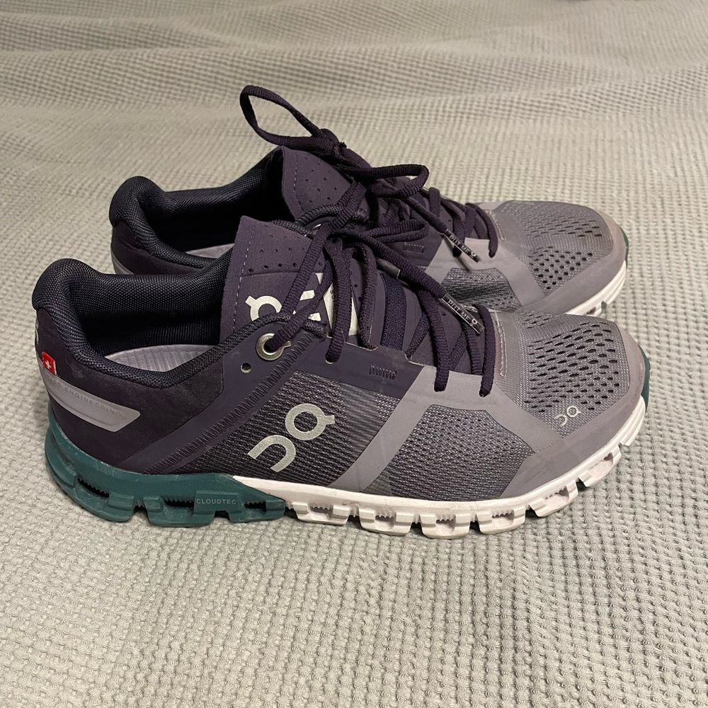 On cloud running shoes, size 5
